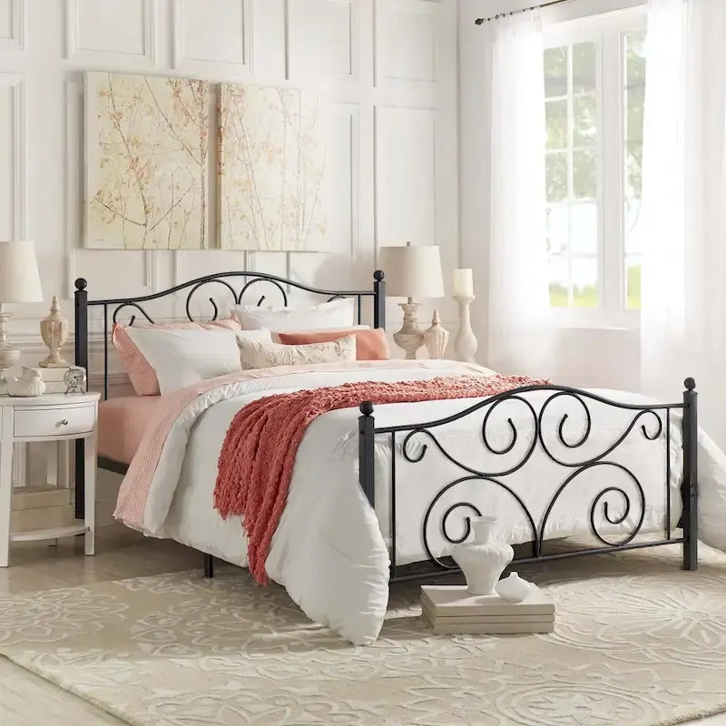 Struttura letto a piattaforma classica in metallo nero con decorazioni a volute