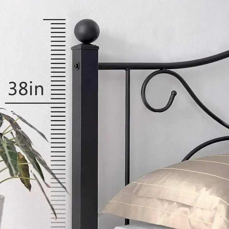 Struttura letto a piattaforma classica in metallo nero con decorazioni a volute