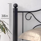 Struttura letto a piattaforma classica in metallo nero con decorazioni a volute