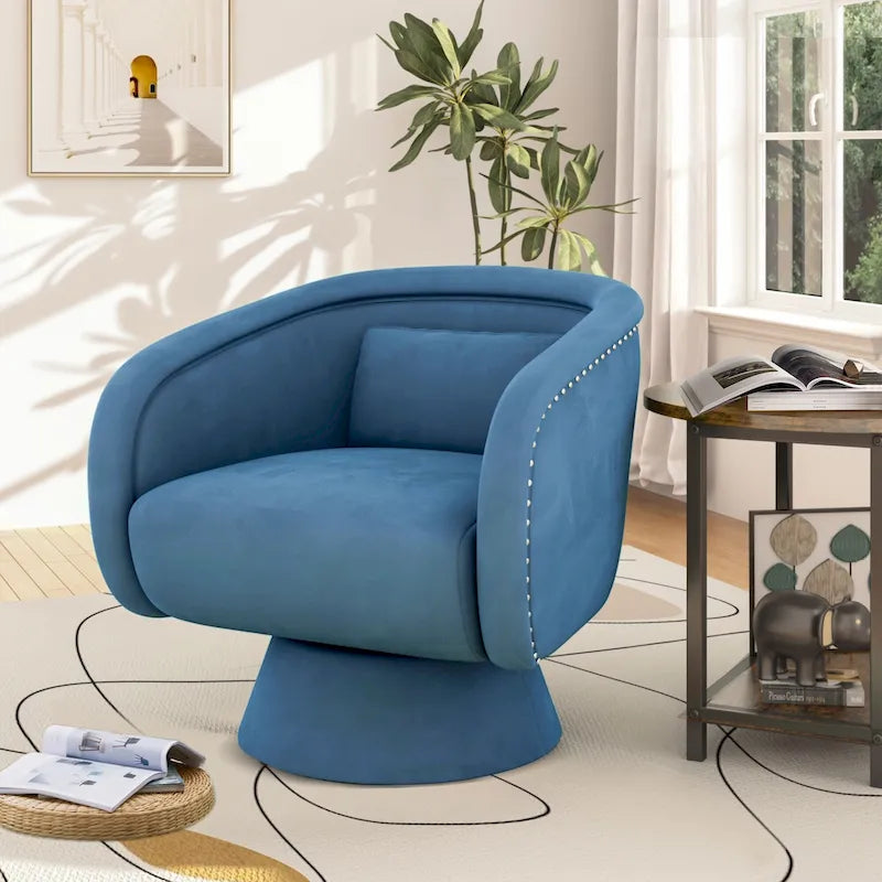 Poltrona a pozzetto girevole con borchie decorative
